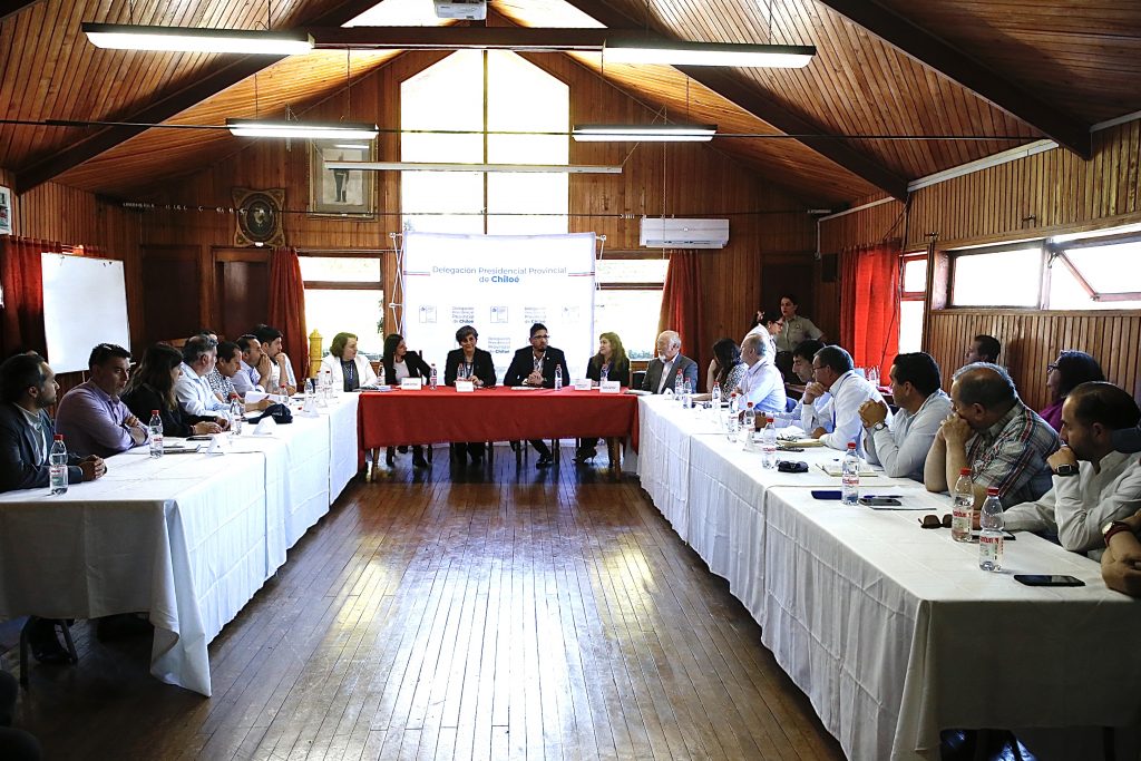 Ministra de Salud se reúne en Chiloé con los alcaldes de la provincia para analizar materias de salud del archipiélago