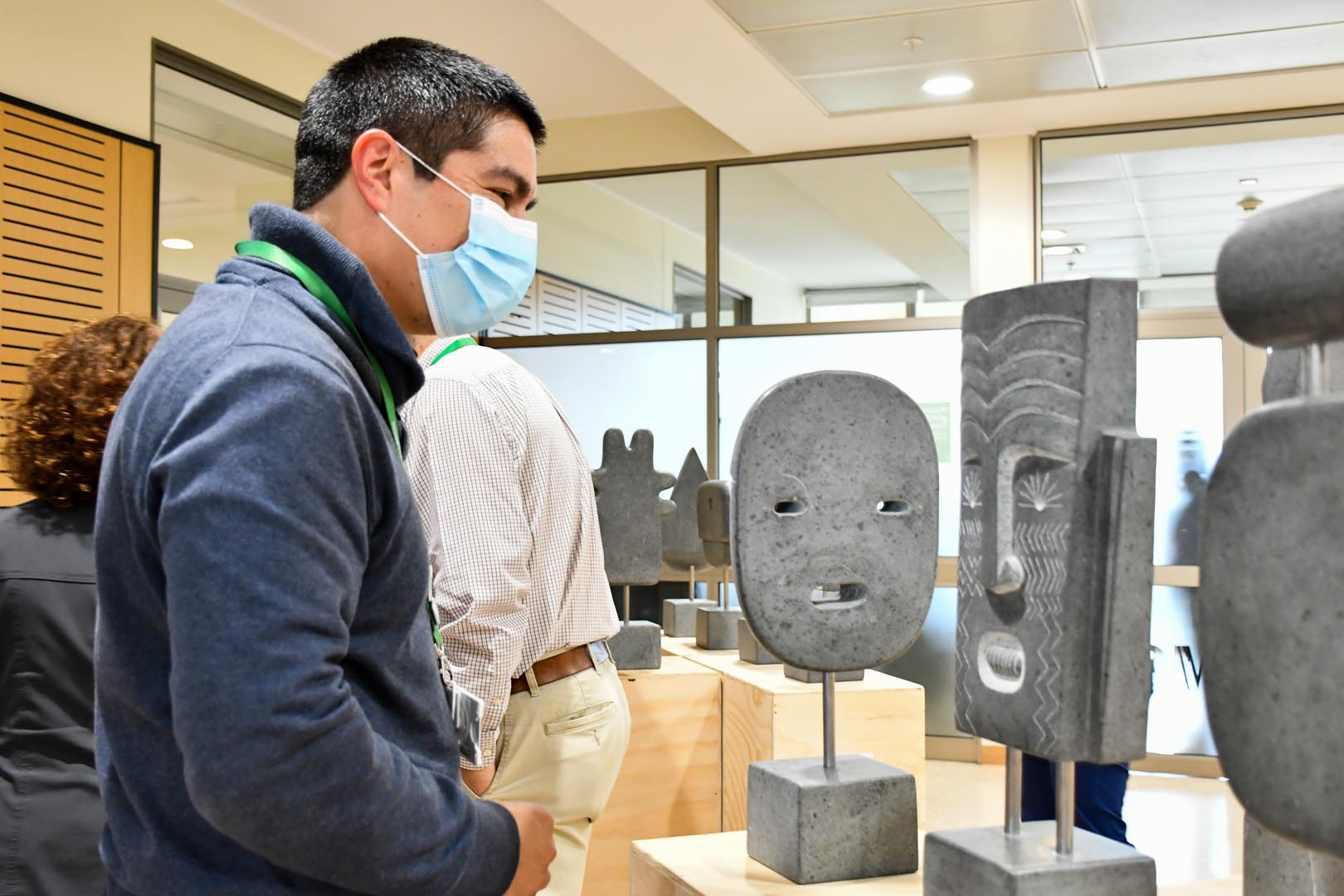 Hospital Puerto Montt comienza a exhibir máscaras en piedra del artesano local Marco Fuentes