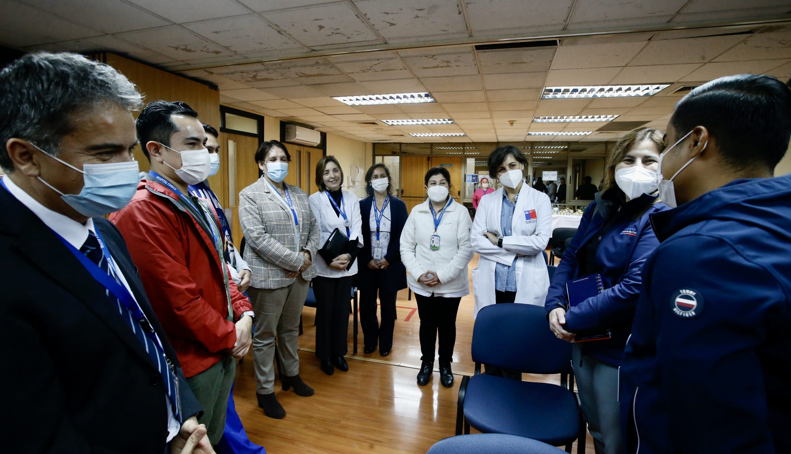 Ministra de Salud se reúne con equipo médico de emergencia que presta apoyo en Hospital de Curicó