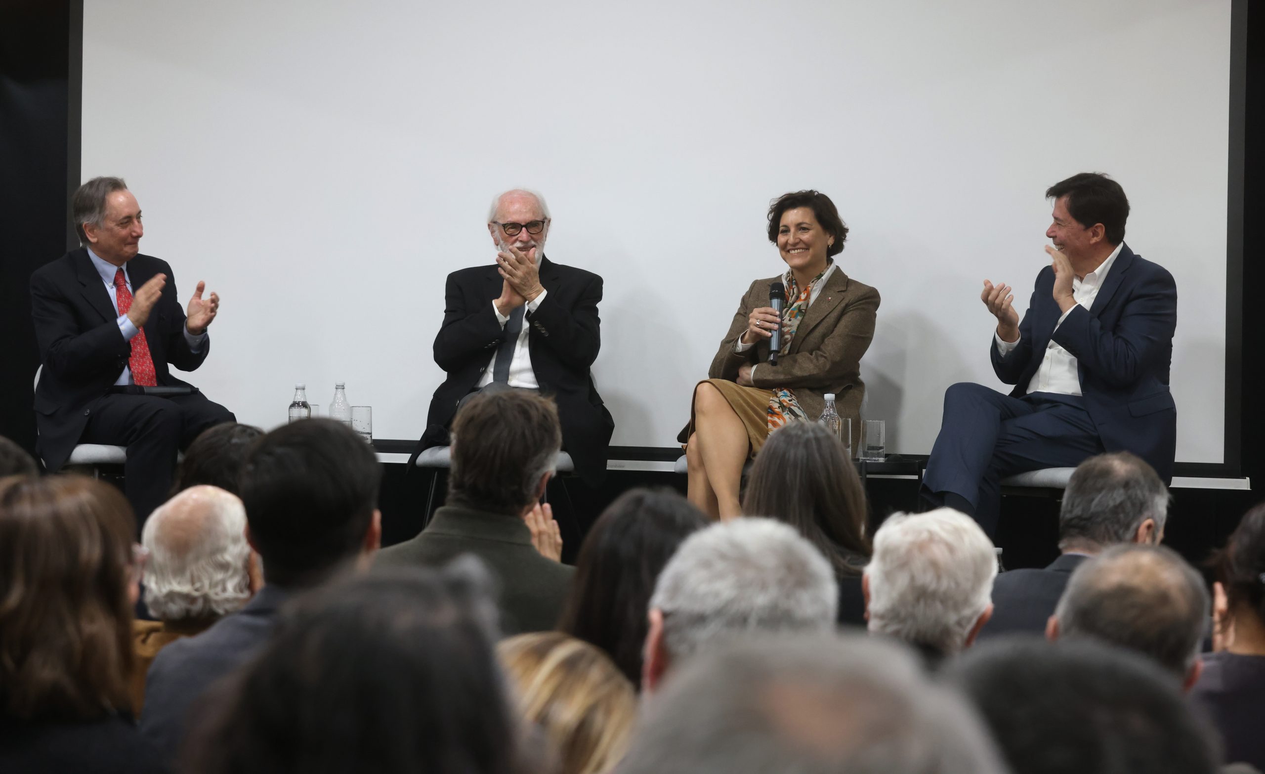 Ministra de Salud Ximena Aguilera destaca avances y proyecciones del Sistema de Salud en lanzamiento del libro «20 años del AUGE desde sus actores»